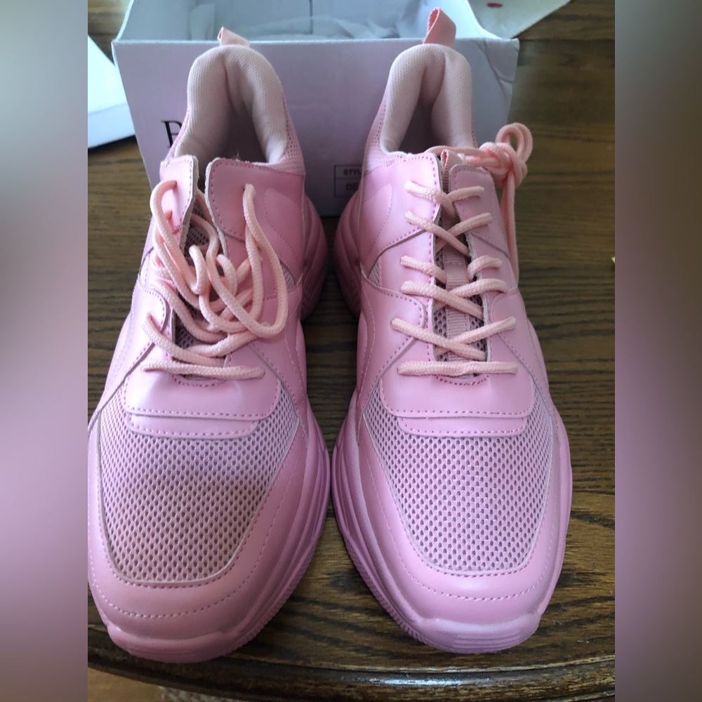 NWT BELLA MARIE Desert Pink Tennis Shoes Size 7 1/2